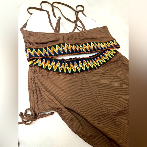 New V-Neck High Waisted Bikini Set. Size Large - Picture 4 of 9